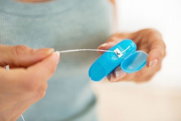How to use dental floss correctly